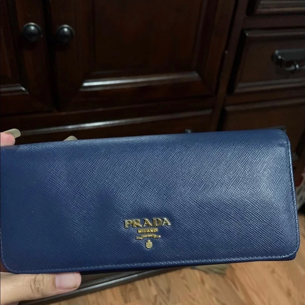 Prada - Picture 1 of 3